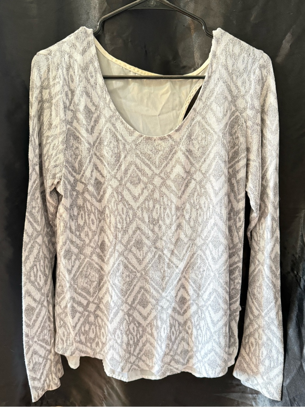 Women's Long Sleeve Scoop Neck Top - Light Gray Pattern